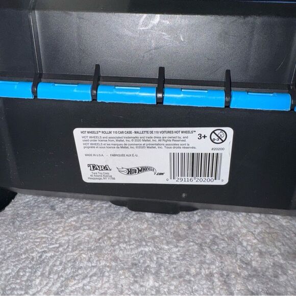 Hot Wheels 110 car carrying case with retractable handle and wheels - Picture 8 of 11